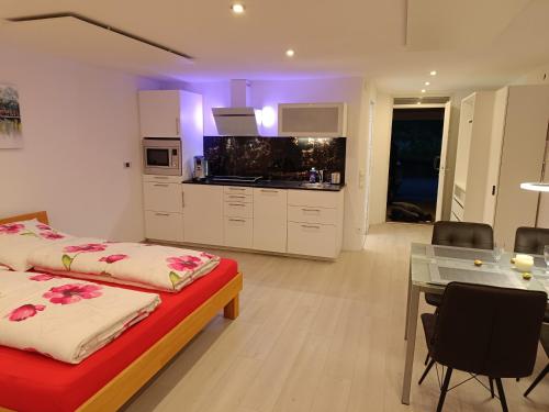 Kuchyň nebo kuchyňský kout v ubytování Ferienwohnung Sasbachwalden H2 Ap3 mit beheiztem Innenpool und Sauna