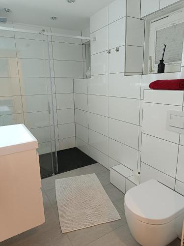 Ein Badezimmer in der Unterkunft Ferienwohnung Sasbachwalden H2 Ap3 mit beheiztem Innenpool und Sauna