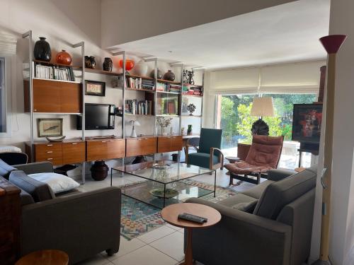 un salon avec deux canapés et une télévision dans l'établissement Villa dans Quartier résidentiel de Portissol à 500m de la plage et petits commerces, à Sanary-sur-Mer