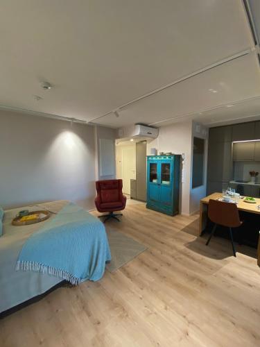 une chambre avec un lit, un bureau et une chaise dans l'établissement Marina Resort C4, à Kalajoki