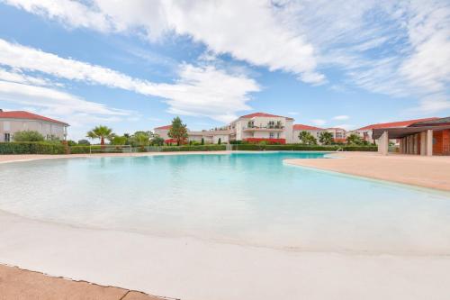 - une piscine dans une villa avec un ciel bleu dans l'établissement Appartement de luxe 4 pièces Juan Flore, à Antibes