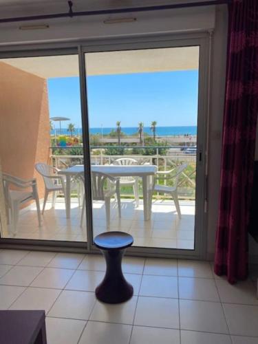 AGENCE JF IMMO-Apt 5 personnes parking - piscine collective - front de mer - Ménage inclus -V0730