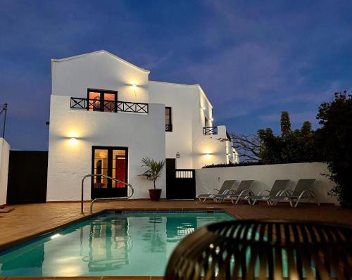 eine Villa mit einem Pool vor einem Haus in der Unterkunft Ferienhaus mit Privatpool für 6 Personen ca 233 m in Nazaret, Lanzarote Gemeinde Teguise in Nazaret