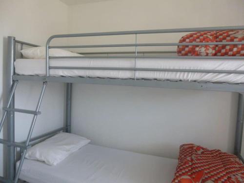 - un lit superposé avec 2 lits superposés dans l'établissement Apt 5 personnes parking - piscine collective - front de mer - Ménage inclus -V0730, à Vias