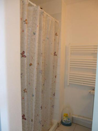 La salle de bains est pourvue d'un rideau de douche avec des animaux. dans l'établissement Apt 5 personnes parking - piscine collective - front de mer - Ménage inclus -V0730, à Vias