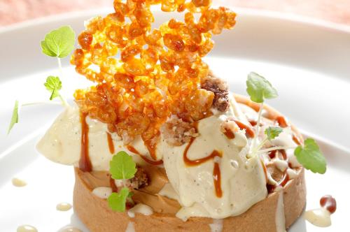 a dessert with peanuts on top of a waffle at Logis Hotel Restaurant Nougier in Saint-Étienne-de-Fursac