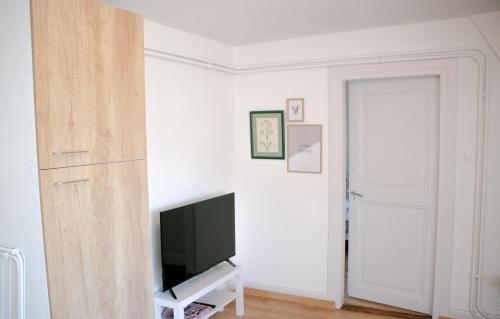 Televízia a/alebo spoločenská miestnosť v ubytovaní 2e étage appartement entier 3 pièces idéal 2 personnes, 2 chambres communiquantes en enfilade, WIFI, espace travail parking gratuit