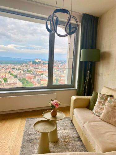 Luxury Apartment in SkyPark Residence, 26th floor - Castle view, Parking free