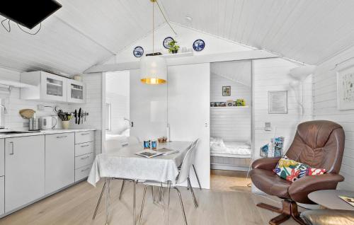 Η κουζίνα ή μικρή κουζίνα στο Beautiful Home In Nexø With Kitchen