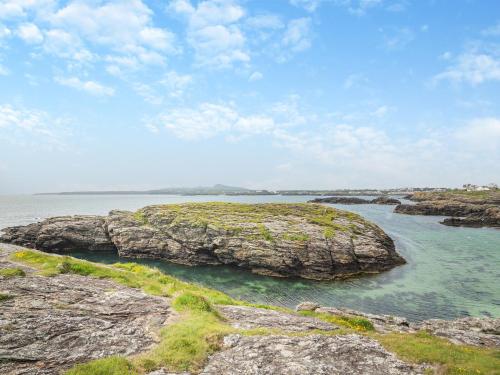 una gran roca en el agua cerca del océano en Swn Y Mor, en Trearddur