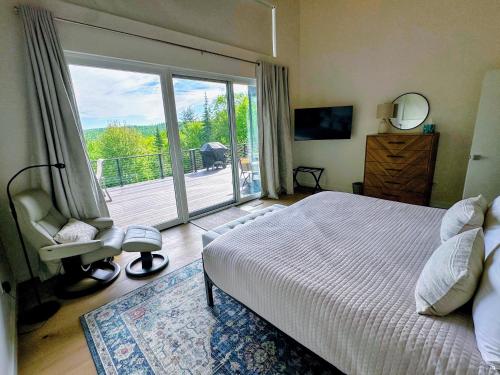 Katil atau katil-katil dalam bilik di 1A Maple Lodge Stunning luxury Scandinavian style home with great views