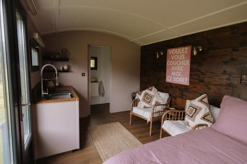 Il comprend une chambre avec un lit et une cuisine avec un évier. dans l'établissement The Piggery - luxe hut retreat, à Levaré