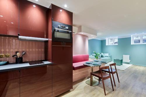 une cuisine et un salon avec une table et un canapé dans l'établissement Apartment Center of Paris Bastille by Studio prestige, à Paris