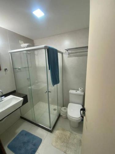 a bathroom with a shower and a toilet and a sink at Flat para 6 pessoas no Condomínio Monte Castelo Mod 4 Flat 1B in Bezerros