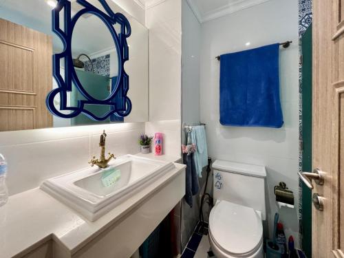 Ένα μπάνιο στο Seven Seas Cote d'Azur D306 - 1 bedroom Cozy apartments in a premium Condo near the sea