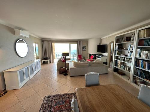 a living room with a couch and a table at Maison de charme vue mer 5chambres Théoule sur mer in Théoule-sur-Mer