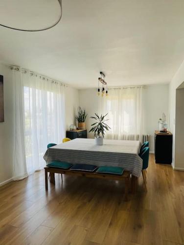 une chambre avec un grand lit dans une pièce avec parquet dans l'établissement Maison familiale, à Pordic