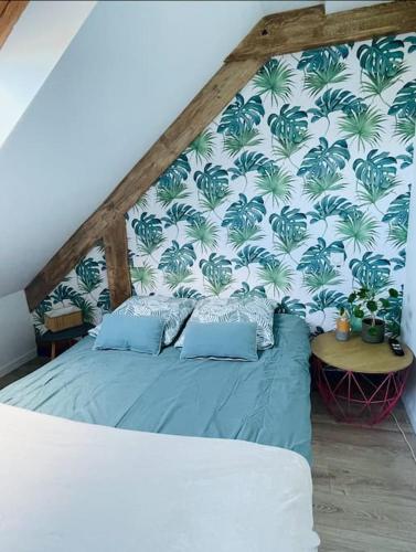 une chambre avec un lit avec un mur bleu et blanc dans l'établissement Maison familiale, à Pordic