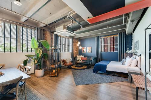 1 dormitorio con 1 cama, mesa y sillas en Hotel Nell - Union Market, en Washington