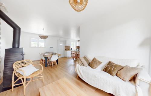 un salon avec un canapé blanc et une table dans l'établissement Beautiful Home In Prayssas, à Prayssas