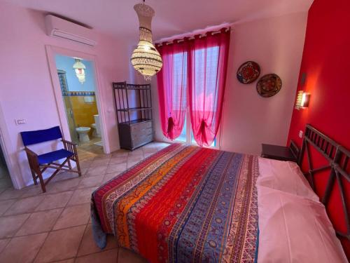 1 dormitorio con 1 cama grande y paredes rojas en Residence Ambra, en Lido di Jesolo