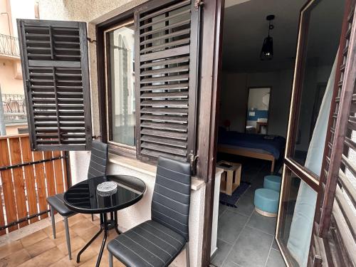 a small balcony with a table and a window at OLD SQUARE HOUSE - HIŠA NA STAREM TRGU in Tolmin