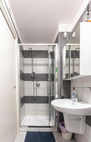 a bathroom with a shower and a sink at Felù's House in Giovinazzo