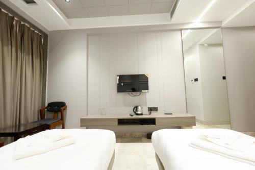 Hotel Statusinn, Ichalkaranjiにあるベッド