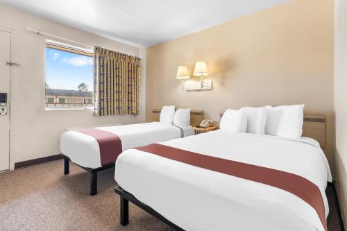 Tempat tidur dalam kamar di Americas Best Value Inn - Lake City