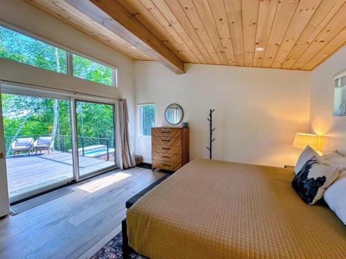 Ένα ή περισσότερα κρεβάτια σε δωμάτιο στο 1B Contemporary cabin in magnificent setting, luxury and comfort, hot tub, AC!