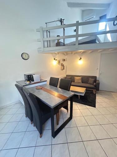 un salon avec une table et un canapé dans l'établissement 