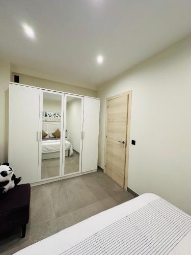 Ένα ή περισσότερα κρεβάτια σε δωμάτιο στο private room in the central beach of estepona