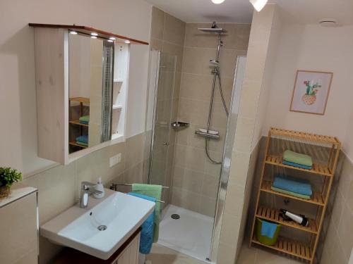 Bilik mandi di Ferienhaus Saalachau