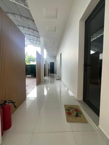 an empty hallway with a door and a rug on the floor at Maria Hotel in Ba Tri