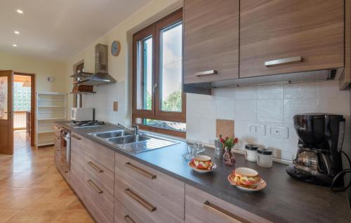 Η κουζίνα ή μικρή κουζίνα στο Beautiful Home In Belmonte In Sabina