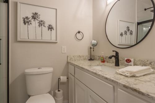 Koupelna v ubytování Arrowhead #4 - Walking distance to downtown Saugatuck, Updated studio