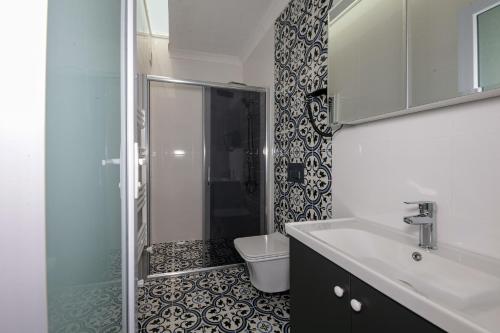 a bathroom with a shower and a sink and a toilet at Dusler Vadisi Kazdaglari in Edremit