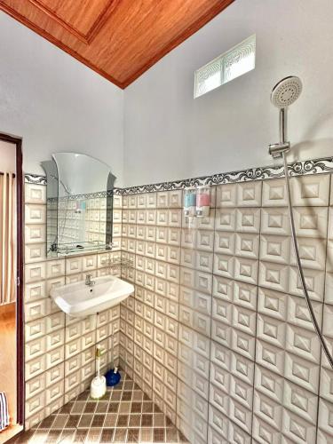a bathroom with a sink and a shower at Highland Santi Homestay in Besakih