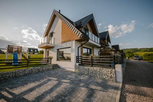 a house on the side of a road at To Je To apartamenty in Maniowy