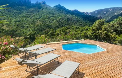 une terrasse avec des chaises et une piscine sur une montagne dans l'établissement Awesome Home In Fréjus With Kitchen, à Fréjus