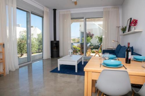 sala de estar con mesa y sillas y sala de estar. en Villa Kassandra, en Pitsidia