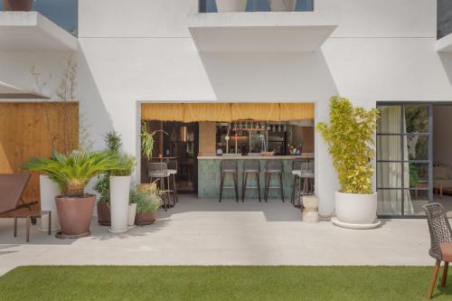 a living room with plants and a bar at Marconia Boutique Residence in L'Estartit