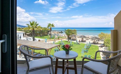 Imagen de la galería de Sea View Suites - Plaka Beach Resort, en Vasilikos