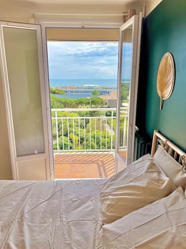 une chambre avec un lit et une vue sur un balcon dans l'établissement Spacieux T3 terrasse vue mer, à Sète