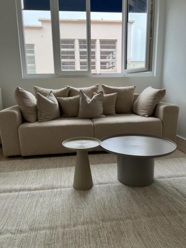 un salon avec un canapé et une table basse dans l'établissement EXCEPTIONNEL - Appartement près TOUR EIFFEL, à Paris