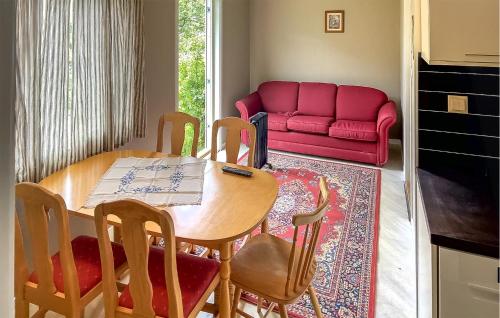 Ruang duduk di Gorgeous Apartment In Eresfjord