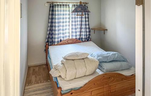 um quarto com um beliche e uma janela em 2 Bedroom Gorgeous Apartment In Eresfjord em Nauste