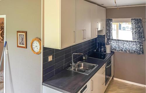 uma cozinha com um lavatório e uma bancada em 2 Bedroom Gorgeous Apartment In Eresfjord em Nauste
