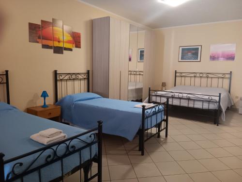 a room with two beds and a room with two at casa vacanze iris, appartamento turistico in Ravenna