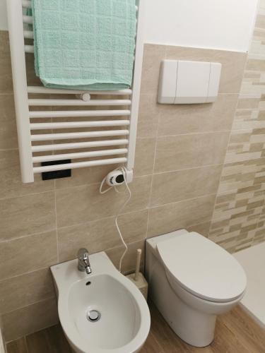 a small bathroom with a toilet and a sink at VERDEACQUA Flat in Rapallo